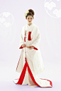 白无垢和色打褂是标准的日本和服，相当于结婚时穿的婚纱和酒宴服，美翻。图源Bridal House TUTU