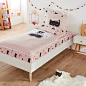Caradou avec couette Cat Opera : Le caradou avec couette CAT OPERA, après les petits rats c’est au tour des petits chats de monter sur la scène de l’opéra ...Idéal pour lits superposés ou pour lits d'appoint ! La housse de couette et le drap-housse sont r