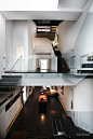 这座住宅位于新加坡经禧路，由设计师RichardHO Architects于2010年在一座老房子的基础上设计改造而成。房子配有一个室内池塘以及一个可伸缩的玻璃屋顶天窗是其最大特点。设计师保留了老房子的围栏结构，同时对房间进行了重新布局：创建了一个单一的开放式客厅、餐厅及厨房区域，特别注重保持空间的层次感。上下楼梯的栏杆都采用了玻璃护栏设计，以便增加房间的视角。 