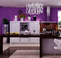 时尚而高贵的紫色作为背景墙，使用面积很大，非常大胆的设计。