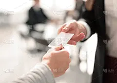 关闭了。两位女商人在交换名片