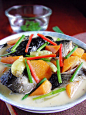 《简简单单—泡椒烧鱼头》，来自#美食天下#的原创菜谱，作者:诗心，详细做法: