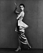 介绍一位古典美女~与赫本合作出演过电影《甜姐儿》，两人也因此成为私交好友。50年代超模朵薇玛 Dovima，1927年12月11日 生于纽约。是上世纪50年代迪奥“New Look风潮”的代表人物，也是著名摄影师查德·阿维顿的灵感缪斯。阿维顿为朵薇玛拍摄的“与大象共舞”是时装摄影作品中的经典之作。
