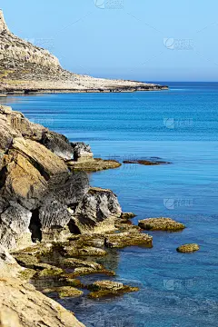 地中海海滩。石头和岩石。夏日海景。清水纹理。鸟瞰图，晴天，海面或海洋。垂直的照片。自然的壁纸。