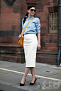 浅蓝色牛仔衬衫+白色中长款直筒裙+黑色高跟鞋+斜挎包+太阳镜