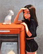 光影中的少女 _ 插画 : 插画师  Sam Yang  一组少女肖像插画，阳光下的少女温柔安静，强烈的明暗关系令画面增添了氛围感，隔着屏幕都能感受到她们的惬意。