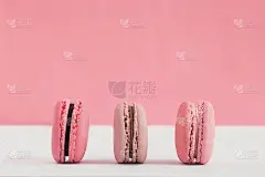 彩色背景上的法式杏仁饼干