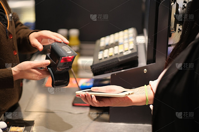 在超市的收银台用手机付款