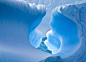 自然大观类决赛作品，由来自澳大利亚堪培拉布鲁斯区（Bruce）的Jamie Scarrow拍摄的《幽蓝冰窟》。2011年12月摄于南极洲。