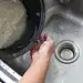 饭前要洗净。大米是亚洲人的主要食物。电饭煲和手的女佣。