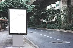 大空白广告牌白色LED屏幕垂直突出在城市边道路交通为展示广告文本模板推广新品牌在户外以绿树复古色调。