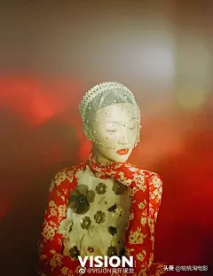 组图：周迅登《VISION青年视觉》封面 演绎红色主题先锋大片_郭濮源 : 10月底，《VISION青年视觉》就发布了一张周迅第二次登上杂志封面的预告海报。 在摄影师郭濮源的镜头中，周迅置身于艺术家安尼施·卡普尔的装置艺术所营造的氛围中。浓烈的红色世界里，周迅仿佛也成为了艺术作品…