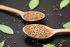 木勺上放着胡椒和亚麻籽俯视图