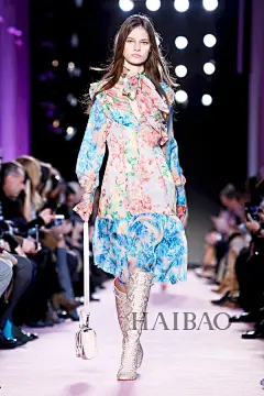 漫不经心的优雅！蓝色情人 (Blumarine) 2018秋冬女装秀，海报网带你亲临2018秋冬米兰时装周