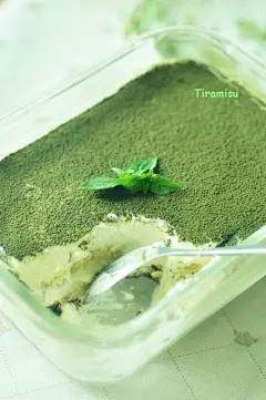 抹茶提拉米苏
1.把蛋黄和糖放入碗中。锅中烧热水，把盛蛋黄的碗放入锅中，隔水加热(不要煮沸)，并不断搅拌，至糖溶解，蛋黄颜色发白。抹茶提拉米苏
2.淡奶油打发至7成发，马斯卡彭芝士打至松发，和前面做好的蛋黄、淡奶油混合，搅拌均匀成为芝士馅抹茶提拉米苏
3.倒50ML咖啡酒（如果没有，可以把速溶咖啡溶解在朗姆酒中代替），手指饼干在咖啡酒里快速浸泡一下，铺到玻璃餐盒底部，倒入一部分芝士馅抹茶提拉米苏
4.重复一遍，在芝士馅上再铺一层手指饼干，再倒满芝士馅，抹平。放冰箱冷藏4小时以上，吃之前撒上抹茶粉即可