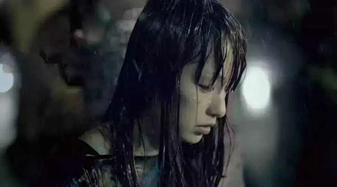 下雨美女淋雨图片