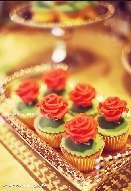 甜美粉色花朵装饰的cupcake和绿色甜...