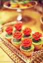 甜美粉色花朵装饰的cupcake和绿色甜品桌布置灵感，粉粉嫩嫩的有没有让你有心动的感觉呢？