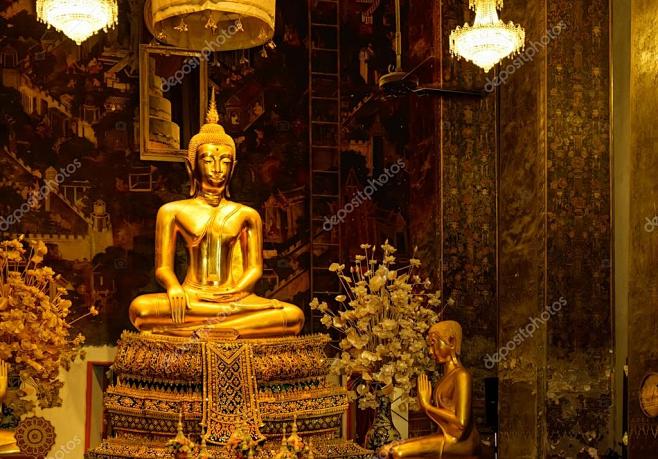 金色的佛像，在泰国佛教寺庙，扫管笏佛 B...