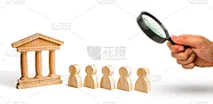 放大镜正望着一座古建筑和一把锁。保护历史和文化遗迹的概念。保护博物馆和政府大楼。歪曲历史。