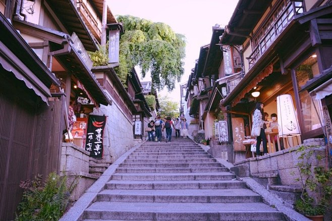 从清水寺出来，顺着清水道下山，走一段右拐...