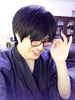 好吧不骗你们了～发一组表情包以及放一张正常照以免你们忘了我长什么样子～