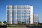 佛山旭辉·公元建筑设计 / 立方设计 : 建筑设计是通往理想居住的艺术，对这门艺术的热爱，让我们的居住拾得了更多的美感。 当我们在城市讨论居住的时候，我们谈论的是如何将花草、树木、流水、光、风从自然中提取出来，用不同材质的建筑材料、因地制宜的布局、开放生长的空间，去接纳这些元素，去创造真实而自在的城市生活。 旭辉·公元 应地而生的空间格局 项目位于珠江三角洲腹地佛山市，周边享有中山公园、站前公园、铸钢厂侧公园等公共绿地景观，交通发达，整体...