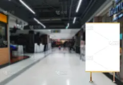 空白的广告牌广告站在商场模糊的背景，商业，营销和广告概念