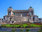威尼斯广场（Piazza Venezia）位于罗马市中心的圆形广场。这个广场的正面是绰号叫“结婚蛋糕”、“打字机”的白色大理石建造的新古典主义建筑：维克多·埃曼纽尔二世纪念堂。为了庆祝1870年意大利统一而建造的纪念堂，耗时25年才建成。16根圆柱形成的弧形立面是它最精彩的部分，台阶下两组喷泉寓意深刻：右边的象征第勒尼安海，左边的象征亚得里亚海，中央骑马的人物塑像就是完成了意大利统一大业的维克多·埃曼纽尔二世。建筑物上面有两座巨大的青铜雕像，右边的代表“热爱祖国的胜利”，左边代表的是“劳动的胜利”。