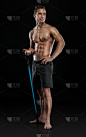 健美身材,男人,垂直画幅,正面视角,晒黑,重的,四肢,提举,运动短裤,人类肌肉