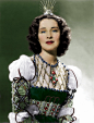 老版《罗密欧与朱丽叶》，1936年上映，这部片子的服设是那时流行的做法，把意大利文艺复兴元素与三十年代时装轮廓结合成一种舞台剧风格浓厚的效果
