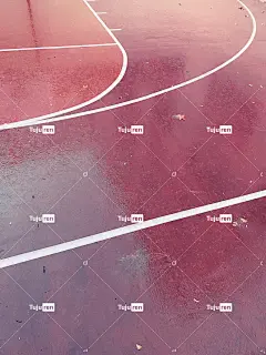 有红白线的篮球场
