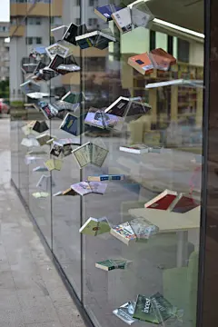 创意服装店铺橱窗展示搭配设计图集丨时尚男装女装店化妆品店展示设计