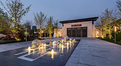 合肥蓝光·公园1号现代 自然 简约 典雅 展示区 住宅  镜面水景  入口 铁艺 雕塑 涌泉 灯光 夜景  景观设计（SED新西林景观国际，受邀加入ASLA协会，拥有风景园林工程设计专项甲级，业务范围：住宅及社区设计 酒店及度假设计、养老地产及产业园区设计、商业地产设计、城市及空间设计、城市规划设计） (9)