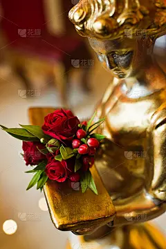 婚礼上为新郎做胸花，一个贴心的计划。婚礼庆典。