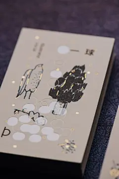 ino lai 一球 : 插畫家 一球 Ino Lai 的名片正式發表了，這次採用了疊燙的技法，，添加上我一直很想嘗試的珍珠箔，而珍珠箔又做了虛實的處理，透過珍珠箔、金箔與插畫相互交疊，一時讓人分不清前後次序，反而產生立體感，最後形成大家所看見的樣子。graphic by Sion Hsuillustration by Ino Laiphoto by BenChen Photography Ben Chenprint by 小印和廣 整合印刷