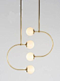 C Lights de chez Bower est composé de tubes de métal en forme de C horizontaux avec des globes de verre. <a href="http://bowernyc.com" rel="nofollow" target="_blank">bowernyc.com</a>