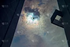 壮观的日食天空被摩天大楼包围。