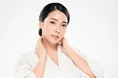 图源免费下载高清大图 |美丽的年轻亚洲女性微笑，肌肤干净清新。白色背景下的孤立形象，美容和化妆品概念。