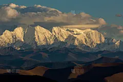 风光系列实景日照金山太阳光照下的山脉HHJ331
