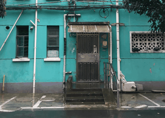 楼道口改造前后对比