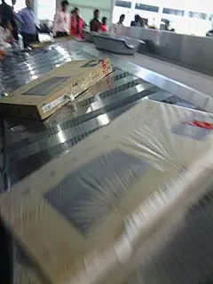 顺利入境，之前网上说对中国人两次入境必须间隔两个月，入境后特地去移民局办公室咨询，对于多次入境签证，没有限制，移民局官员说就算你今天出境明天再入境也没问题~PS.传送带上满是阿三们从泰国带回的液晶电视~好多好多~,小黑在路上
