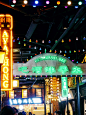 印象上海 | 1192弄老上海风情街，有腔调！ : " 上海的标签有很多 时尚 潮流 文艺 快速 精致 优雅 在那首《夜上海》的摇曳生姿里 海派文化和老克勒们的腔调都足足的 " 这条复古风情街就是老上海的缩影 从民国时期的轮渡码头、电车轨道、霓虹灯招牌