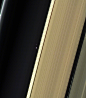 2017年4月，NASA的卡西尼号探测器在拍摄土星光环时，顺便拍到了光环背后的一大一小两个光点。稍亮一些的光点，是我们所有人生于斯长于斯的地球，我们已知的所有生命，都栖息于此。稍暗一些的则是月球，曾有12名勇士在那里留下过脚印。这两个光点，就是人类迄今全部的活动范围了。 ​​​​