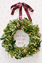 #DIY##手工##花艺#DIY手工制作圣诞装饰花环，将它挂在门外或者壁炉上，圣诞老人就一定会将礼物送到你的手上哦~http://www.lovewith.me/share/detail/all/29844