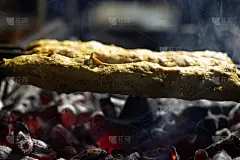 印度唐杜里烤鸡的特写镜头，用香料腌制的马沙拉烧烤或烧烤架在热的烟熏炭火上烤