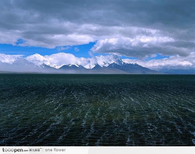 雪山下平静的湖水