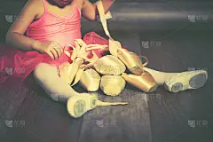 腿像个穿着芭蕾舞鞋的小芭蕾舞女演员