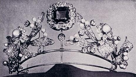 这顶镶有蓝宝石的王冠是属于德国王妃Cec...