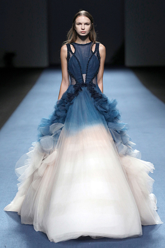 剪裁服装设计时装秀设计参考绘画素材t台走秀时尚布料衣纹布纹长裙